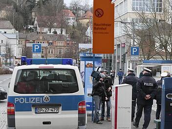 Ständige Polizeipräsenz - so sah es vor zwei Jahren wochenlang am Kulmbacher Bahnhof aus. Anders bekam man eine Gruppe jugendlicher Randalierer nicht in den Griff. Foto: Jochen Nützel