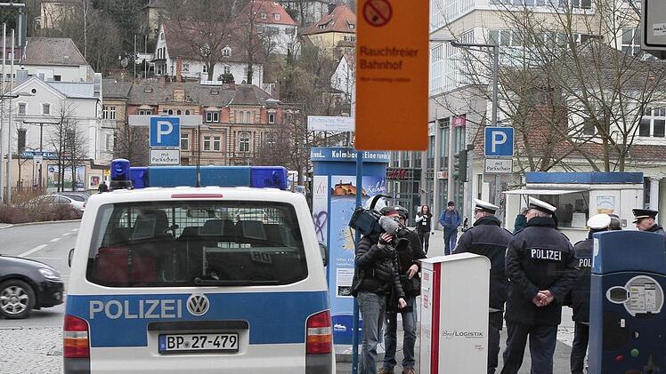 Ständige Polizeipräsenz - so sah es vor zwei Jahren wochenlang am Kulmbacher Bahnhof aus. Anders bekam man eine Gruppe jugendlicher Randalierer nicht in den Griff. Foto: Jochen Nützel