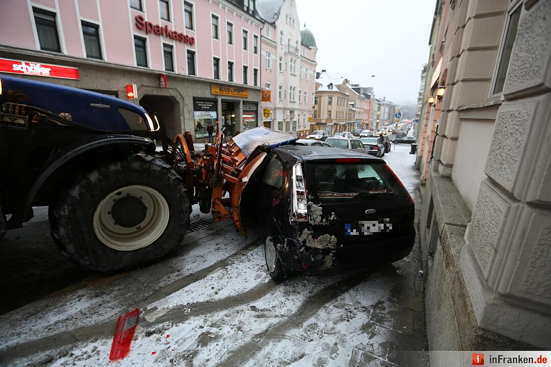 Hof: Schneepflug rammt geparkte Autos
