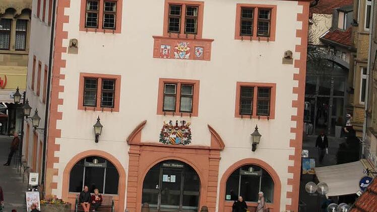 Möglichst bis Jahresende soll die Vinothek im Alten Rathaus am Bad Kissinger Marktplatz eröffnet werden. Foto: Ralf Ruppert