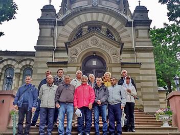 Die Wissenschaftler vor der russischen Kirche. Foto: Sigismund v. Dobschütz