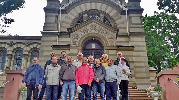 Die Wissenschaftler vor der russischen Kirche. Foto: Sigismund v. Dobschütz