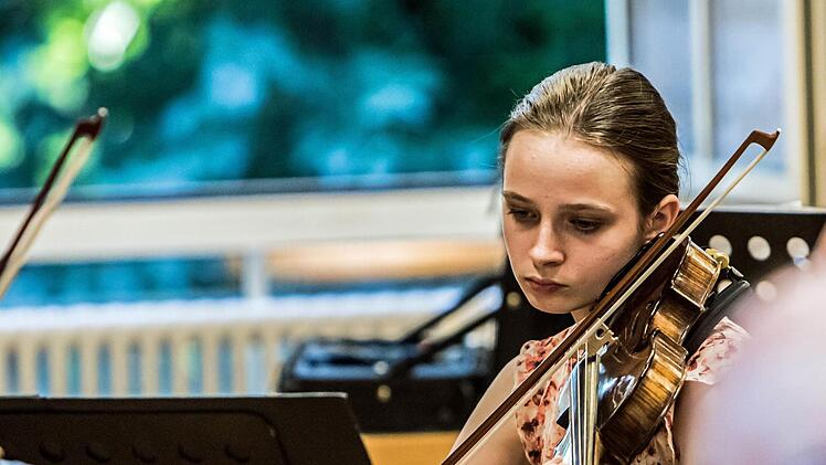 Intensiv bereitet sich das Orchester der "Musikfreunde Neustadt" auf sein Open-Air-Konzert am Sonntag (3. Juli) im Freibad vor.Foto: Jochen Berger