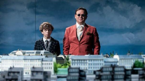 Das gab es 1979 schon einmal: Baron Lefuet (Justus von Dohnányi) zeigt Timm Thaler (Arved Friese) sein Modell von der Welt. Foto: Constantin