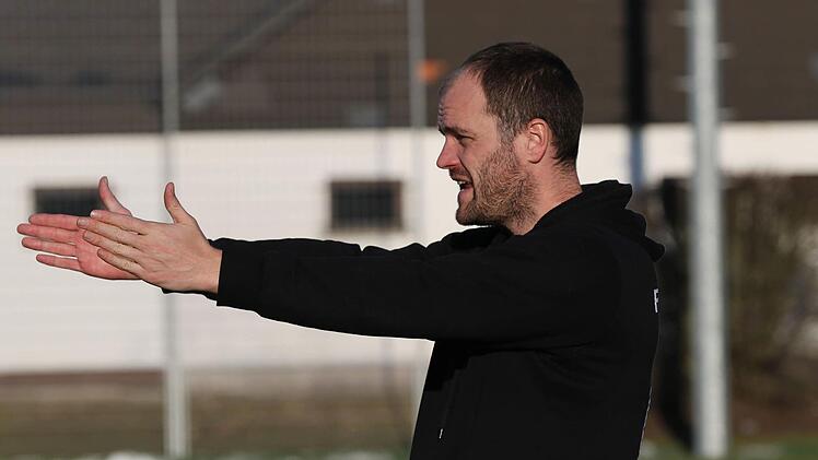 Trainer Markus Fischer findet bei Hannah Mesch immer klare Worte, erst recht wenn wieder einmal die Abstände im Mittelfeld zu groß sind.