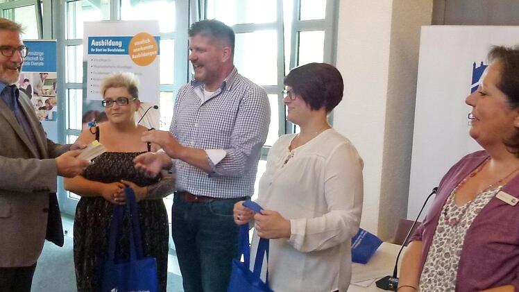 Die Präsentation des Pocket-Helfers im Landratsamt (von links): Michael Busch, Sonja Bittruf, Alexander Günther, Julie Kunisch, Martina Roos. Foto: Lothar Weidner