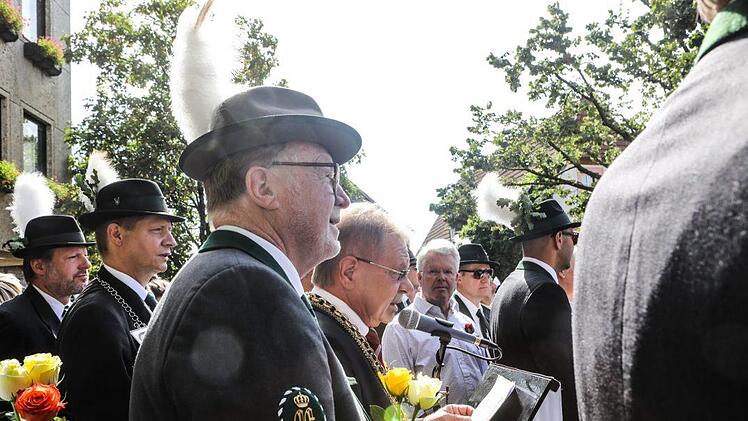 Vom Marktplatz aus machten sich die Kronacher Schützen und ihre Gäste auf den Weg zur Hofwiese. Foto: Barbara Herbst