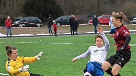 Gr&auml;tsche auf dem neuen Staffelsteiner Kunstrasen: Die Jenaerin Susann Utes kl&auml;rt gerade noch vor Simone Grimm (N&uuml;rnberg). USV-Torfrau Laura Kiontke (links) muss nicht eingreifen.  Foto: Hartmut Klamm