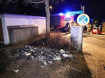 Mittwochnacht brannten in der Schlesienstraße in Lichteneiche gelbe Säcke. Foto: News5/Merzbach