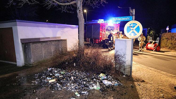 Mittwochnacht brannten in der Schlesienstraße in Lichteneiche gelbe Säcke. Foto: News5/Merzbach