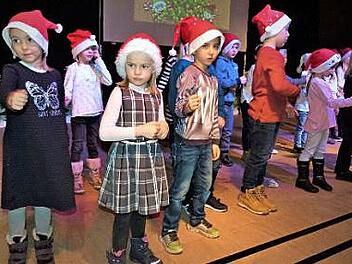 Die Augen der Eltern und Großeltern glänzten ob der tollen Leistungen ihrer Sprösslinge bei der Weihnachtsfeier der Schule Thurnau. Foto: Rei