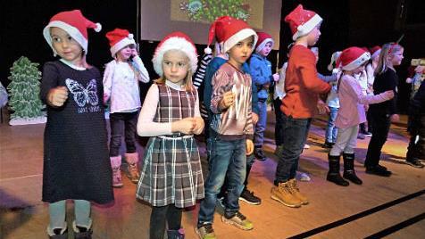 Die Augen der Eltern und Großeltern glänzten ob der tollen Leistungen ihrer Sprösslinge bei der Weihnachtsfeier der Schule Thurnau. Foto: Rei