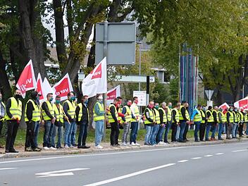 Vor den Stadtwerken am Margaretendamm zeigen die Beschäftigten Flagge. Foto: Julian Megerle
