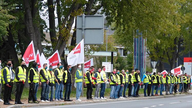 Vor den Stadtwerken am Margaretendamm zeigen die Beschäftigten Flagge. Foto: Julian Megerle