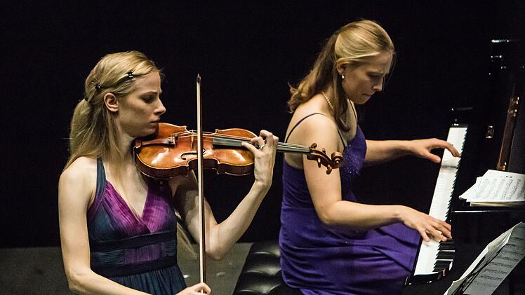 Die Schwestern Mariella und Magdalena Haubs (von links) beeindruckten das Publikum bei ihrem Coburg-Gastspiel.Foto: Jochen Berger