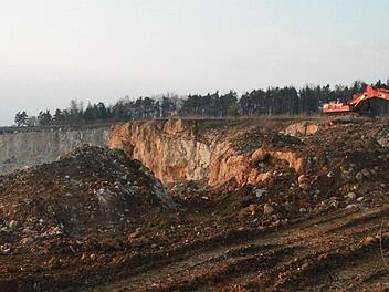 Der bestehende Steinbruch ist jetzt schon eine klaffende Wunde in der Natur. Die Erweiterung würde möglicherweise nicht nur die Trinkwasserversorgung gefährden, sondern auch Naturdenkmale wie den Mondstein, den Kemitzenstein und den Hohlen Stein. Foto: Matthias Einwag