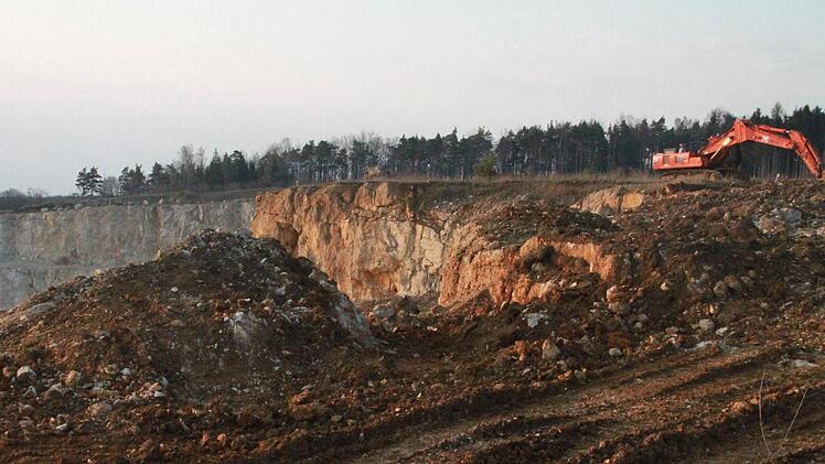 Der bestehende Steinbruch ist jetzt schon eine klaffende Wunde in der Natur. Die Erweiterung würde möglicherweise nicht nur die Trinkwasserversorgung gefährden, sondern auch Naturdenkmale wie den Mondstein, den Kemitzenstein und den Hohlen Stein. Foto: Matthias Einwag
