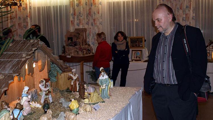 Bernd Graf betrachtet fasziniert die Pfarrkrippe aus der Kirche St. Thomas in WallenfelsBernd Graf betrachtet fasziniert die Pfarrkrippe aus der Kirche St. Thomas in Wallenfels