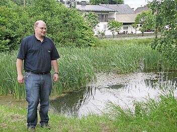 Die Steinbacher wollen ein Dorfgemeinschaftshaus. Unser Bild zeigt Initiator Hans Pezold am Löschteich. Das ganze Areal soll umgestaltet und auch ein Feuerwehrstellplatz mit angelegt werden. Die Gesamtkosten sind allerdings noch nicht bekannt. Foto: Sonja Adam