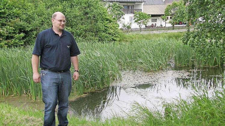 Die Steinbacher wollen ein Dorfgemeinschaftshaus. Unser Bild zeigt Initiator Hans Pezold am Löschteich. Das ganze Areal soll umgestaltet und auch ein Feuerwehrstellplatz mit angelegt werden. Die Gesamtkosten sind allerdings noch nicht bekannt. Foto: Sonja Adam