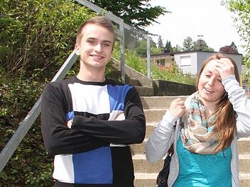 Geschafft, aber zufrieden kamen Jannik Wagner (18) und Katharina Vogel (18) gestern aus der ersten Abiturprüfung. "Ich hab so ein mittelmäßige Gefühl, ich hoffe halt, dass ich nicht unterpunkte", sagt Jannik. Und Katharina Vogel hat sogar ein ganz gutes Gefühl. "So hektisch war das jetzt nicht", meint sie. Fotos: Sonja Adam