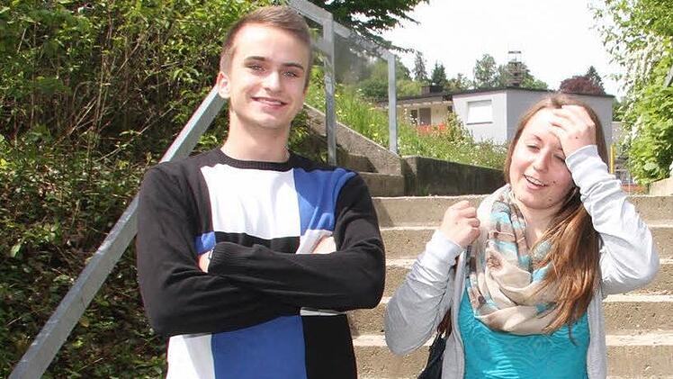 Geschafft, aber zufrieden kamen Jannik Wagner (18) und Katharina Vogel (18) gestern aus der ersten Abiturprüfung. "Ich hab so ein mittelmäßige Gefühl, ich hoffe halt, dass ich nicht unterpunkte", sagt Jannik. Und Katharina Vogel hat sogar ein ganz gutes Gefühl. "So hektisch war das jetzt nicht", meint sie. Fotos: Sonja Adam