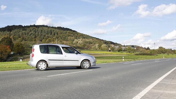 Etwa auf Höhe dieses Autos, direkt an der jetztigen Abzweigung nach Rüssenbach, würder der Tunnel für die Umgehung von Ebermannstadt wohl beginnen.  Foto: Josef Hofbauer
