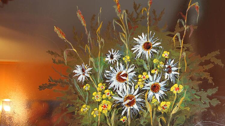 Charakteristisch für das Deutsche Haus in Bad Brückenau ist die Glasmalerei von Reinhold Prause. Foto: Ulrike Müller