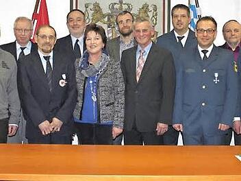 Diese Mitglieder wurden für 25 und 40 Jahre mit dem Ehrenzeichen für Verdienste um das BRK beziehungsweise um das THW ausgezeichnet. Mit im Bild: Landrat Oswald Marr (6. von rechts), BRK-Kreisvorsitzender Roland Beierwaltes (ganz rechts) und THW-Vorsitzender Frank Hofmann (2. von rechts). Foto: Veronika Schadeck