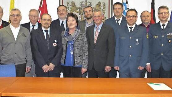 Diese Mitglieder wurden für 25 und 40 Jahre mit dem Ehrenzeichen für Verdienste um das BRK beziehungsweise um das THW ausgezeichnet. Mit im Bild: Landrat Oswald Marr (6. von rechts), BRK-Kreisvorsitzender Roland Beierwaltes (ganz rechts) und THW-Vorsitzender Frank Hofmann (2. von rechts). Foto: Veronika Schadeck