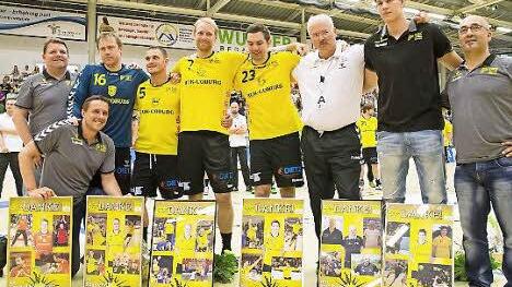 Ein würdiger Abschied vom HSC (von links): Jochen Knauer, Havard Martinsen, Ronny Göhl, Johann Andersson, Ralf Baucke, Konstantin Singwald, Hakan Balkan und Stefan Apfel (knieend). Fotos: Albert Höchstädter