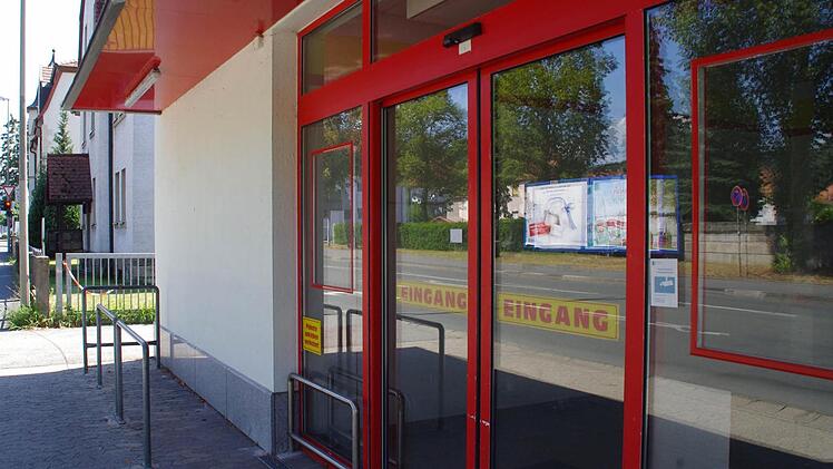 Direkt auf dem Weg der Sch&uuml;ler vom Schulzentrum in die Stadt und unmittelbar neben Berufsschule und Kaspar-Zeu&szlig;-Gymnasium gelegen, schien die Diska in der Rodacher Stra&szlig;e gut aufgehoben. Dennoch wurde aus betriebswirtschaftlichen Gr&uuml;nden im Mai dieses Jahres die Rei&szlig;leine gezogen, der Betrieb eingestellt. Das Geb&auml;ude steht seitdem leer. Foto: Marco Mei&szlig;ner