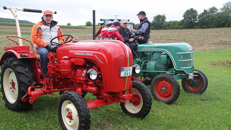 Porsche, mal anders: Walter Pensel aus Kirchleus kam mit seinem 20 PS starken Porsche-Diesel. Der feuerrote Traktor war selbstverständlich blitzblank poliert. Nur 6800 Stück wurden vom den Modell gebaut. Foto: Sonja Adam