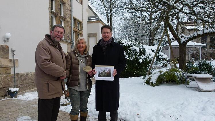Als Hans-Heinrich Eidt die Medaille an Annemaria Gemmer verlieh, freute sich Michael Stoschek. Foto: Lothar Weidner