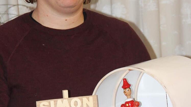 Tania Simon zeigt den gemeinsam mit Rudolf Engel erstellten Entwurf.