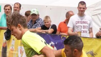 Im Landkreisderby gegen "Sancho Pancho" setzte sich das Islinger Team "Lokomotive Lattendicht"  (gelb) durch, schaffte es schließlich erneut bis ins Endspiel.Mario Deller