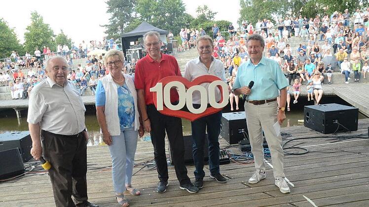 Großen Dank sagten die Initiatoren und Schirmherren von "1000 Herzen" an die Sparkasse Kulmbach- Kronach für eine großherzige Spende. Von links Heinz Hausmann, Herta Burkert-Mazur ("1000 Herzen"), Robert Porzelt (Sparkasse Kulmbach- Kronach), Schirmherr Wolfgang Beiergrößlein, Gerhard Burkert-Mazur ("1000 Herzen").K.-H. Hofmann