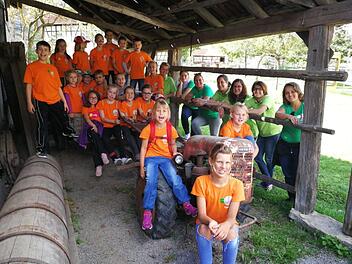 Die Kinder- und Jugendgruppe Funky Fruits des Obst- und Gartenbauvereins  Bad Br&uuml;ckenau besuchte  das Freiland-Museum Fladungen. Foto: Gaby Schm&auml;ling