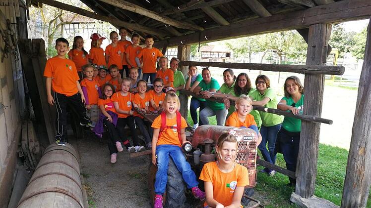 Die Kinder- und Jugendgruppe Funky Fruits des Obst- und Gartenbauvereins  Bad Br&uuml;ckenau besuchte  das Freiland-Museum Fladungen. Foto: Gaby Schm&auml;ling