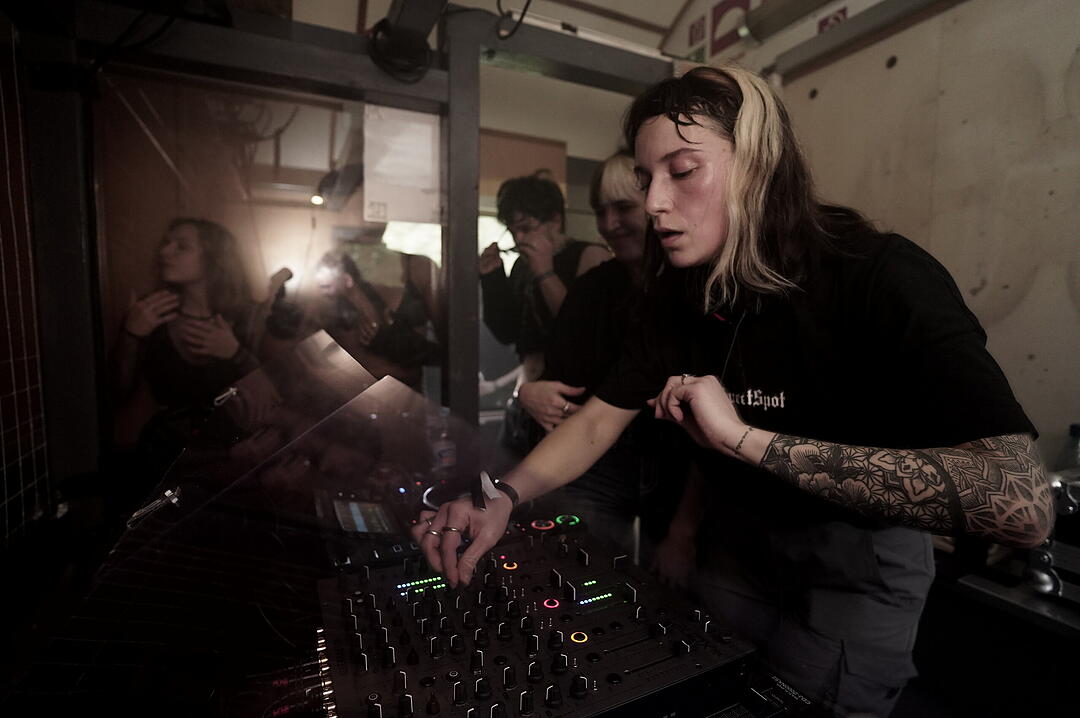 Party im Zug - Raver*innen tanzen zu Techno-Beats