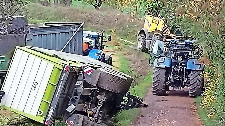 Bei Wiesenthau kippte ein Traktor-Anh&auml;nger um. Verletzt wurde hierbei niemand.