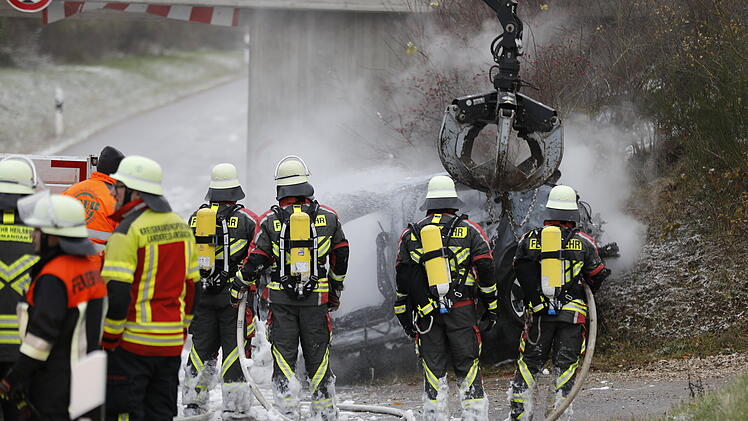 Auto rast gegen Brücke: Person stirbt bei schwerem Verkehrsunfall