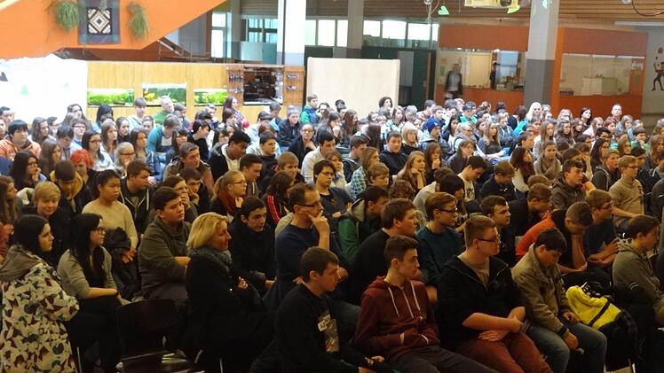 Aufmerksam verfolgten die Schülerinnen und Schüler das Theaterstück. Jeder hatte so seine Lieblingsszene. Im Nachgespräch konnte mit den Schauspielern darüber diskutiert werden. Foto: Johanna Eckert