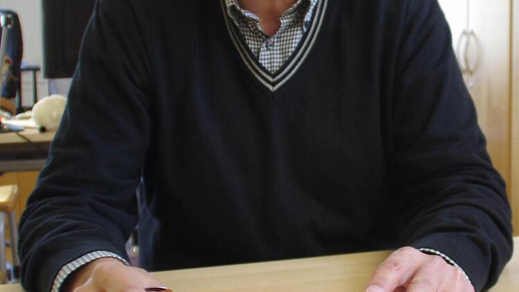 Peter Maaß mit dem mehrteiligen DWA-Regelwerk . Foto: Marco Meißner