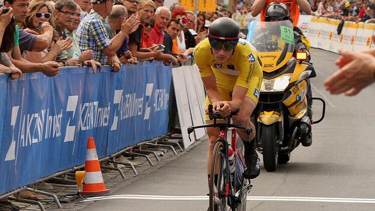 Der bisherige Gesamtsieger Sam Bennet, hier im Ziel, verlor sein gelbes Trikot.  Fotos: Günther Geiling