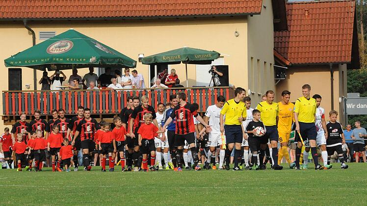 Einmarsch mit Kids und dem Drittligisten Kickers Würzburg in Reichenbach. Foto: Hopf