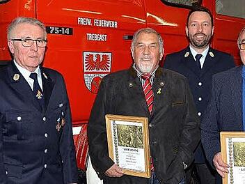 Hohe Auszeichnungen wurden bei der Hauptversammlung der Feuerwehr Trebgast verliehen. Im Bild von links: Bürgermeister Werner Diersch, Vorsitzender Emil Lauterbach, das neue Ehrenmitglied Kurt Ködel, stellvertretender Kommandant Christian Diersch, Hellmuth Müller, der ebenfalls zum Ehrenmitglied ernannt wurde, und Kommandant Jochen Lauterbach. Foto: Dieter Hübner