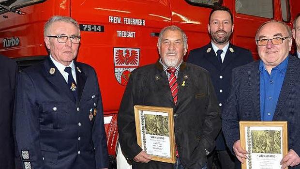 Hohe Auszeichnungen wurden bei der Hauptversammlung der Feuerwehr Trebgast verliehen. Im Bild von links: Bürgermeister Werner Diersch, Vorsitzender Emil Lauterbach, das neue Ehrenmitglied Kurt Ködel, stellvertretender Kommandant Christian Diersch, Hellmuth Müller, der ebenfalls zum Ehrenmitglied ernannt wurde, und Kommandant Jochen Lauterbach. Foto: Dieter Hübner
