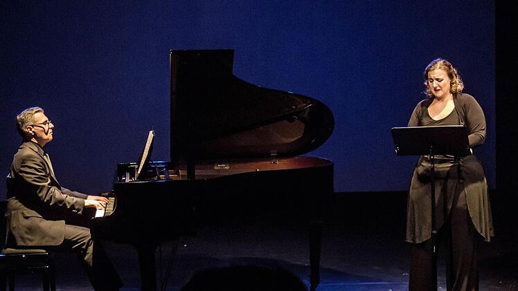 Impressionen vom Liederabend in der Coburger Reithalle: Kora Pacelic und Antonio Grimaldi.Foto: Jochen Berger