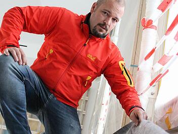 Christian Gessner vom Gebäudemanagement des Landratsamtes auf der Baustelle im Sitzungssaal.  Foto: Benedikt Borst